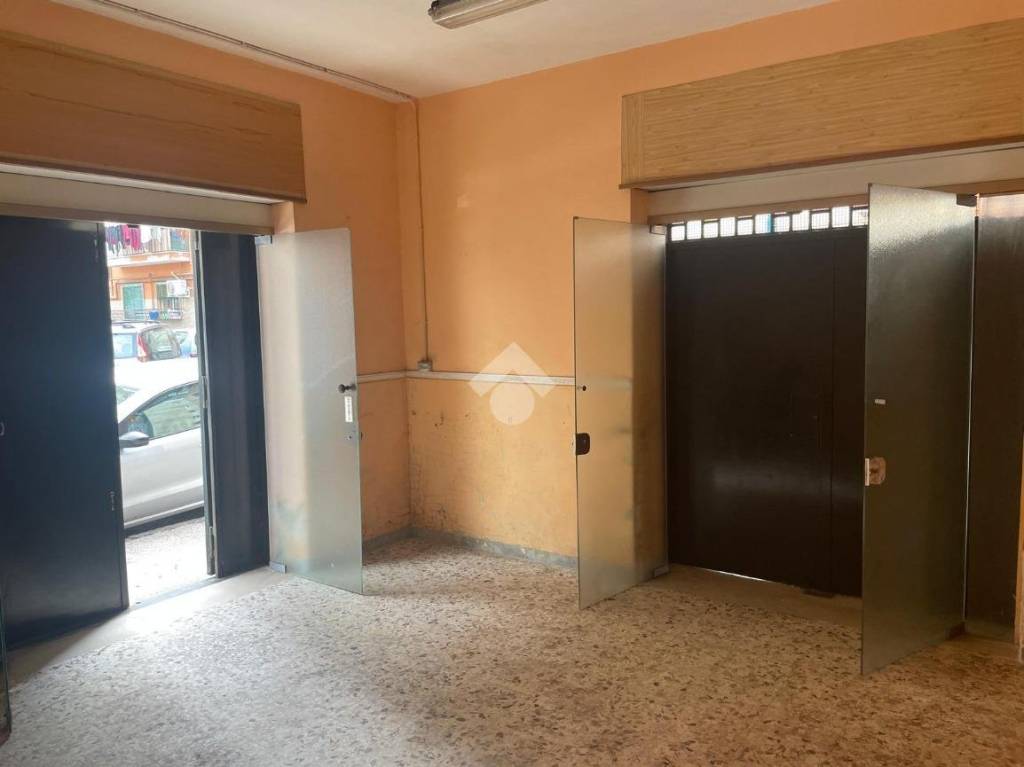 negozio in affitto a Napoli in zona Secondigliano