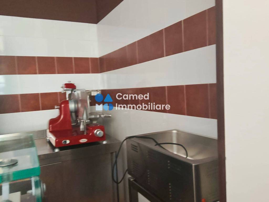 negozio in affitto a Napoli in zona Camaldoli