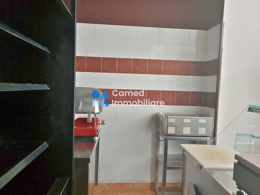 negozio in affitto a Napoli in zona Camaldoli