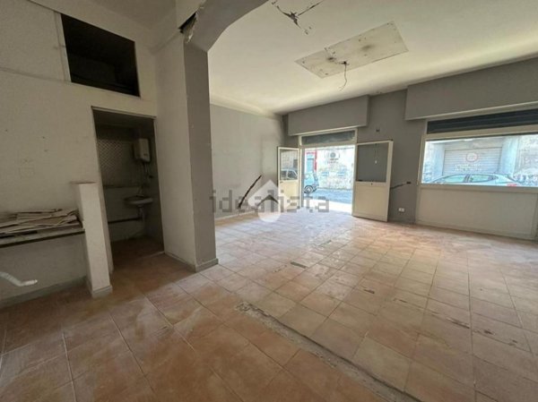 locale commerciale in affitto a Napoli in zona Secondigliano