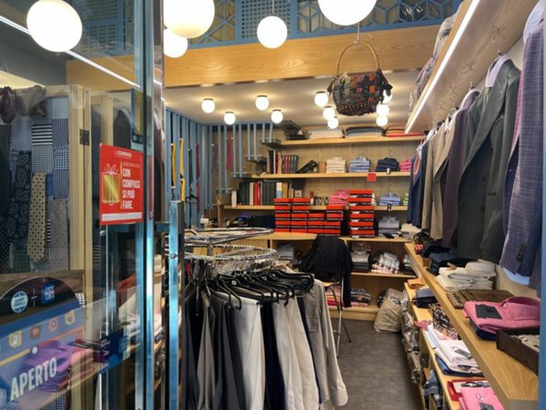 negozio in affitto a Napoli in zona Chiaia