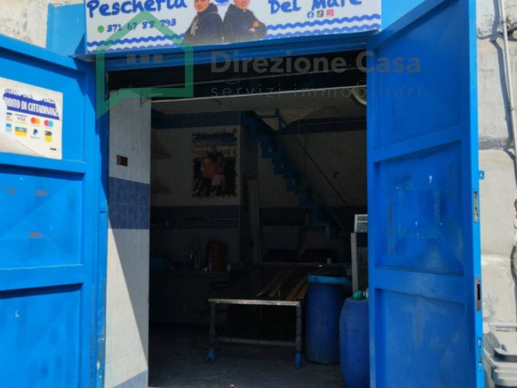 negozio in affitto a Napoli in zona San Carlo all'Arena