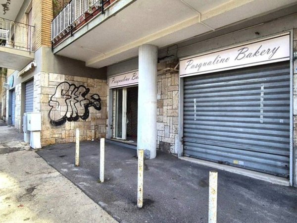 negozio in affitto a Napoli in zona Arenella