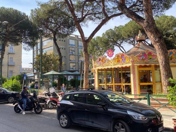negozio in affitto a Napoli in zona San Carlo all'Arena