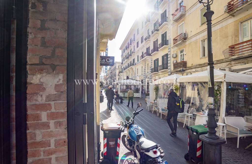 negozio in affitto a Napoli in zona Vomero