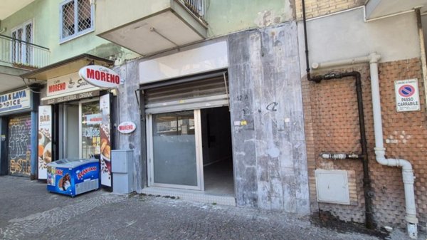 negozio in affitto a Napoli in zona Vomero