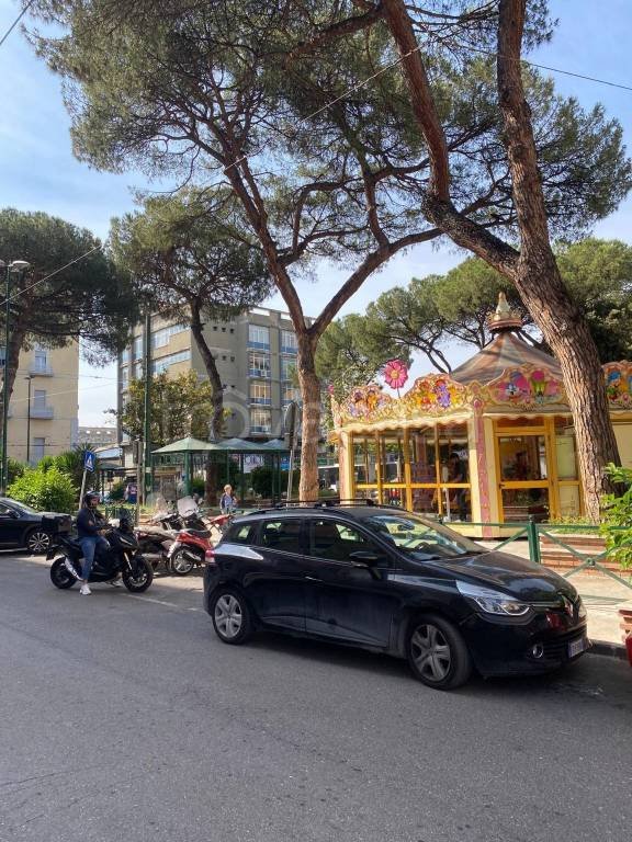 negozio in affitto a Napoli in zona San Carlo all'Arena