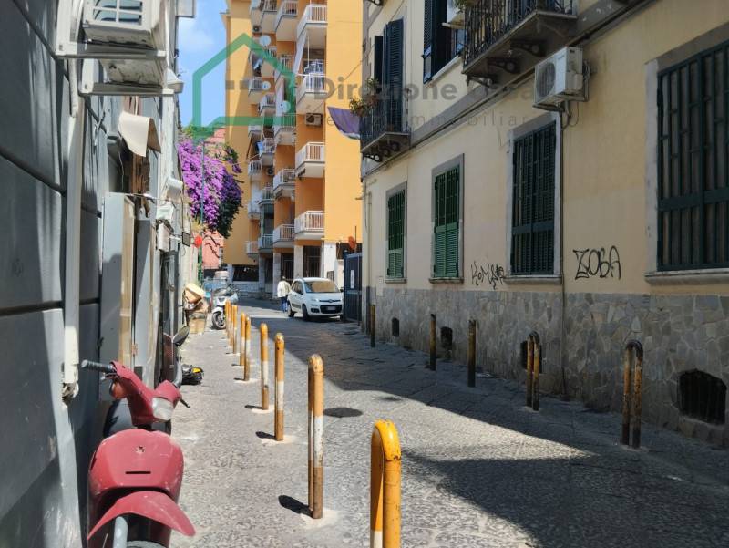 negozio in affitto a Napoli in zona Arenella