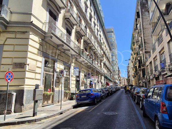 negozio in affitto a Napoli in zona Vomero