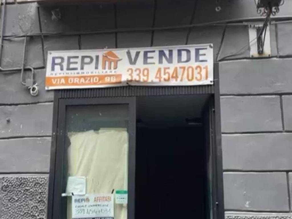 negozio in affitto a Napoli in zona Chiaia