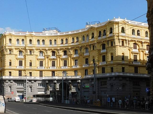 negozio in affitto a Napoli