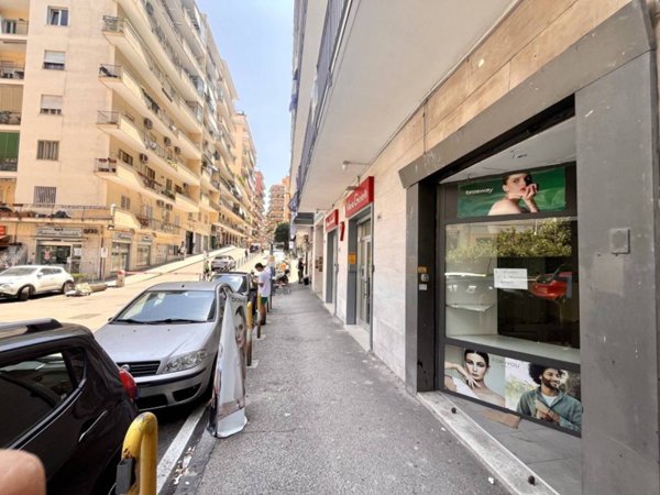 negozio in affitto a Napoli in zona Vomero