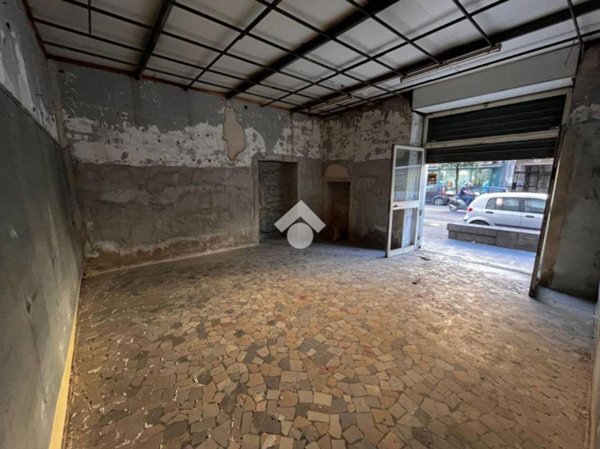 negozio in affitto a Napoli in zona Secondigliano