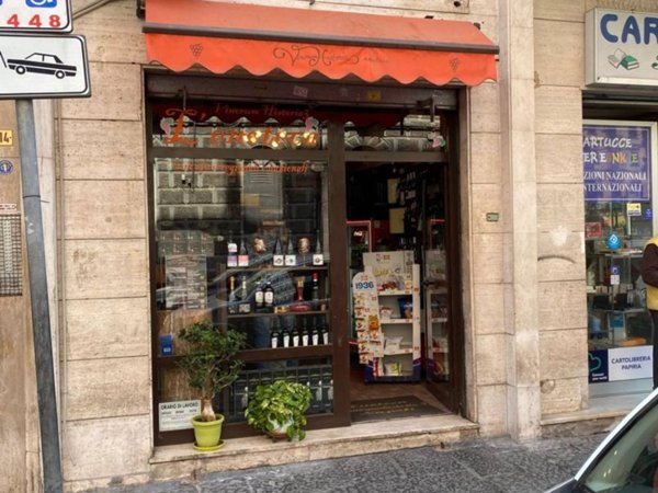 negozio in affitto a Napoli in zona Stella