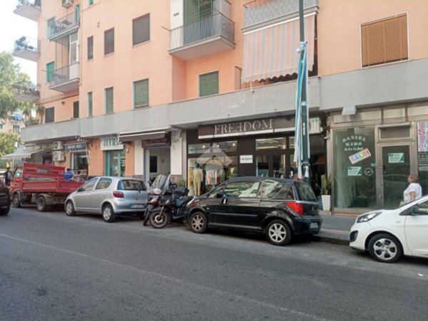 negozio in affitto a Napoli in zona Fuorigrotta