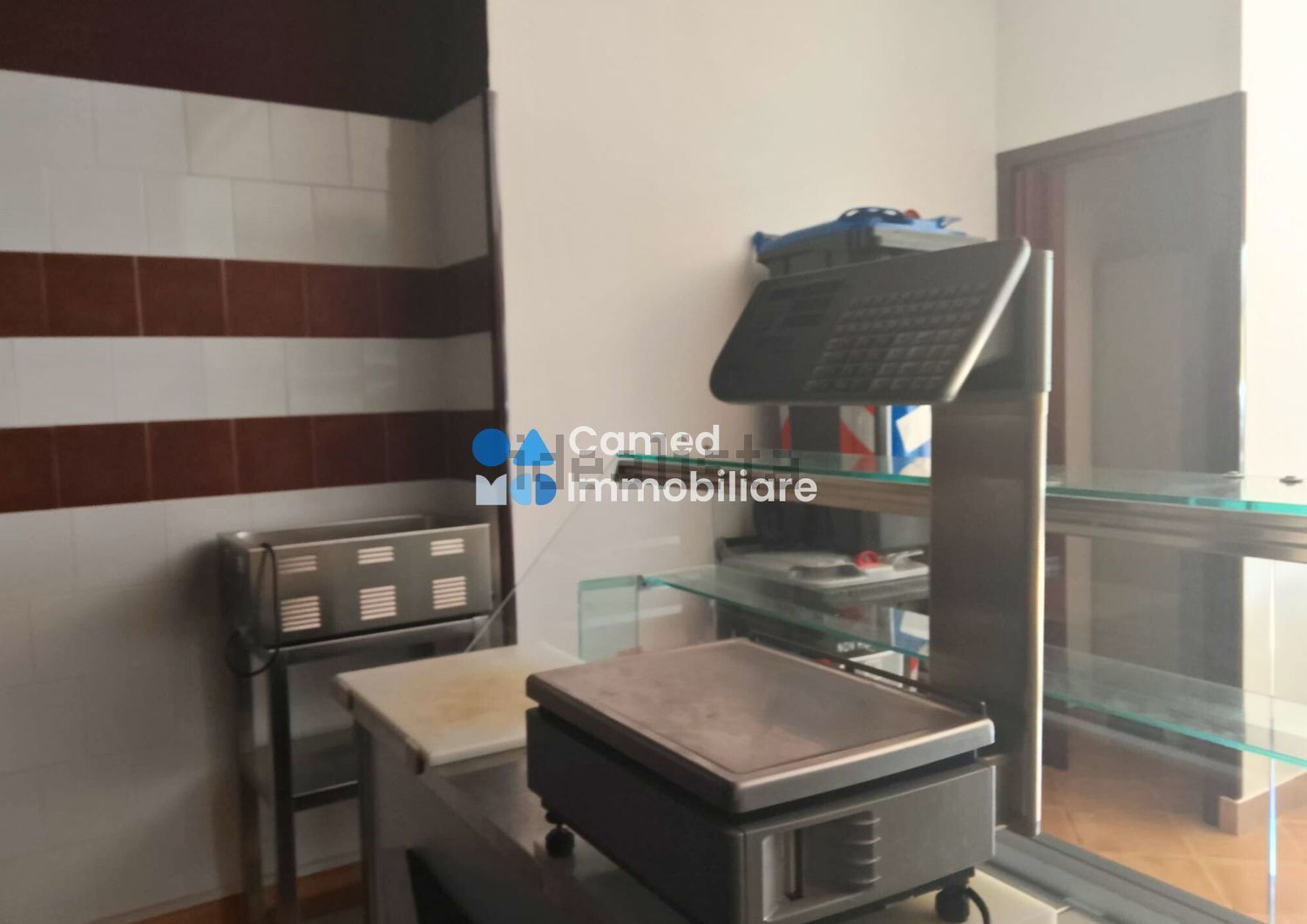 locale commerciale in affitto a Napoli in zona Vomero