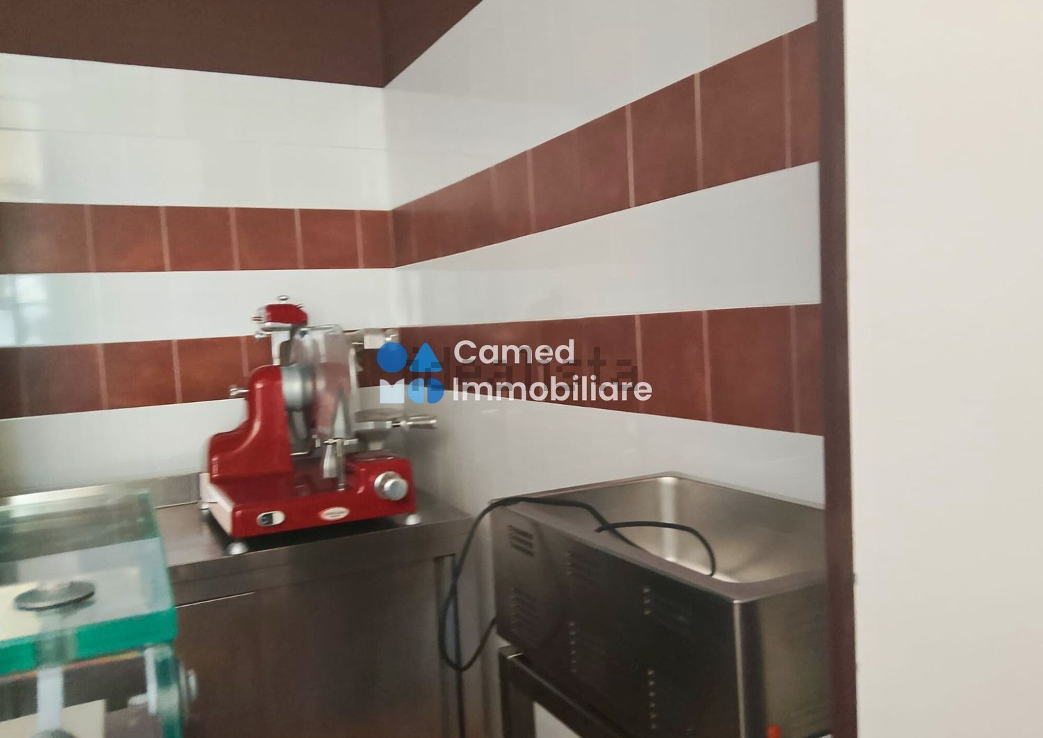 locale commerciale in affitto a Napoli in zona Vomero