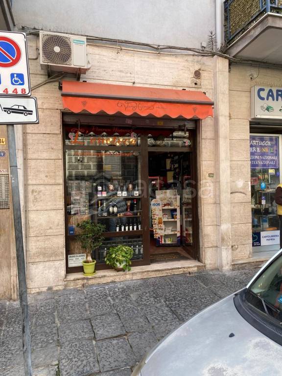 negozio in affitto a Napoli in zona San Carlo all'Arena
