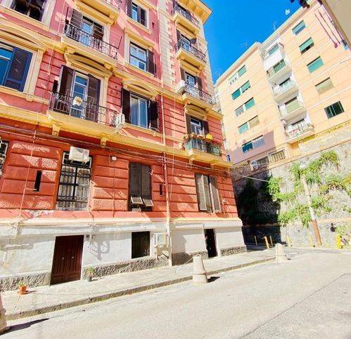 negozio in affitto a Napoli in zona Chiaia