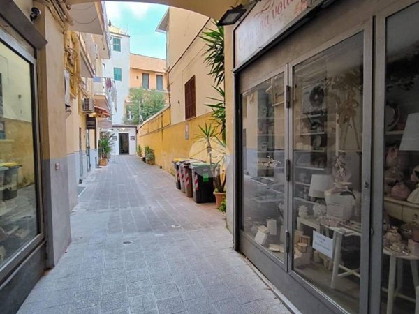 negozio in affitto a Napoli in zona Vomero