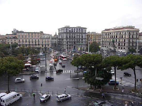 negozio in affitto a Napoli in zona Stella