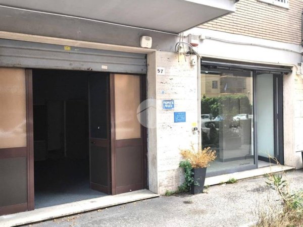 negozio in affitto a Napoli in zona Vomero
