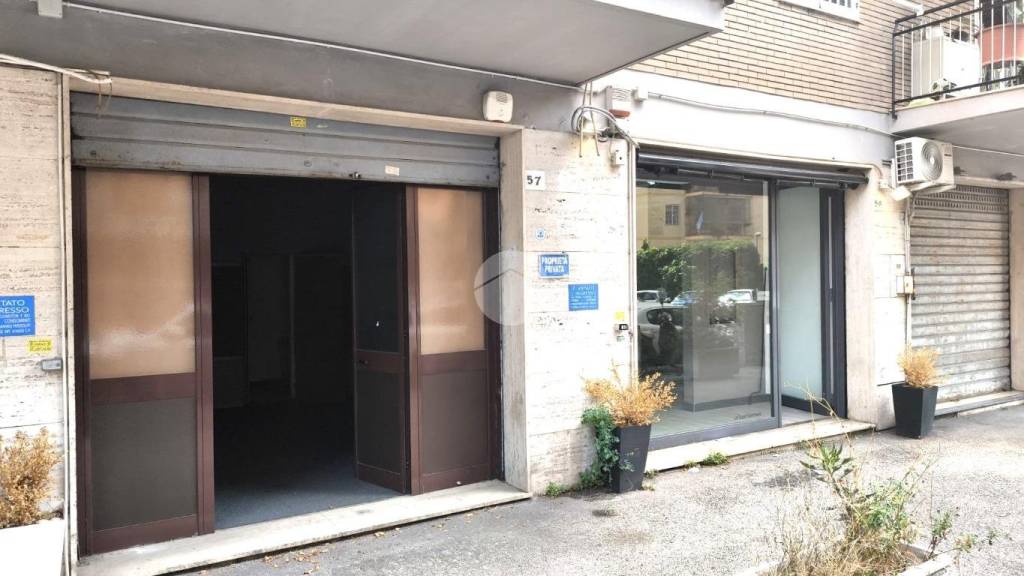 negozio in affitto a Napoli in zona Arenella