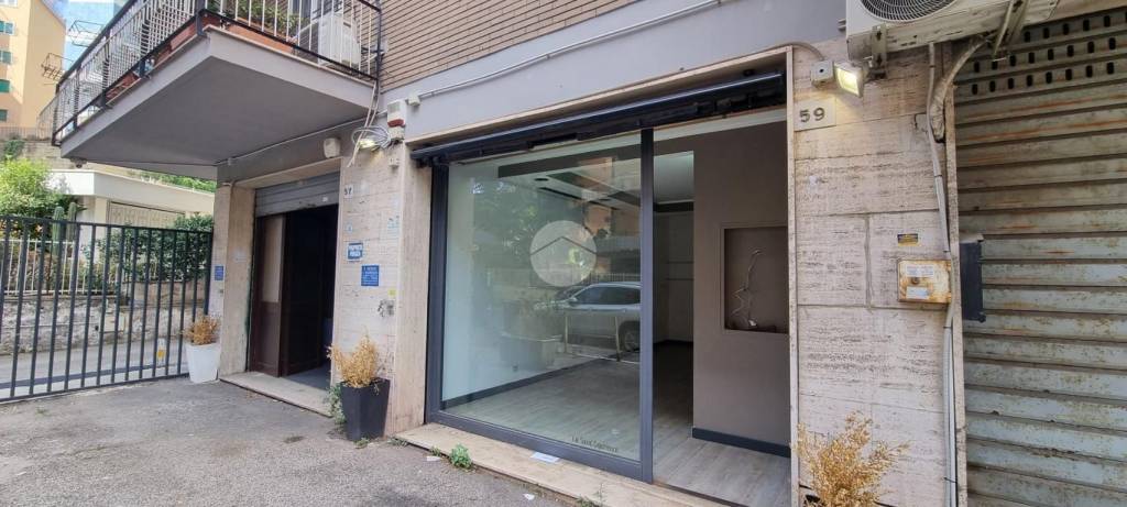 negozio in affitto a Napoli in zona Arenella