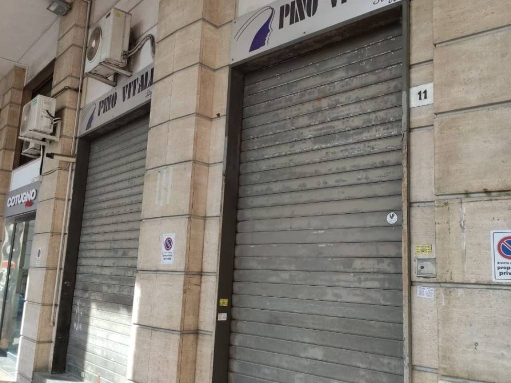 negozio in affitto a Napoli in zona Arenella