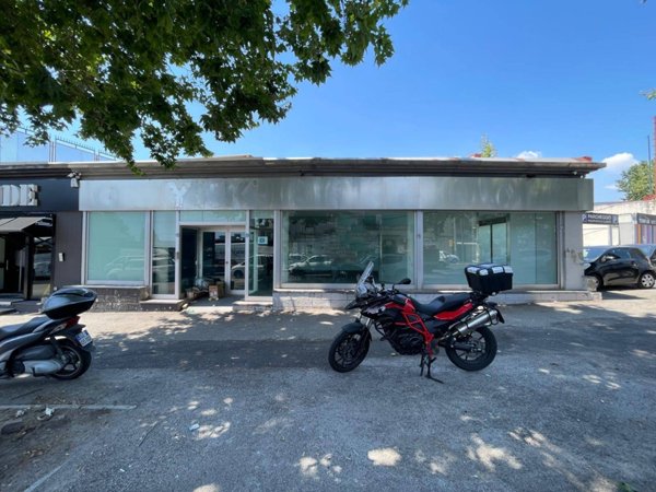 locale commerciale in affitto a Napoli in zona Capodichino