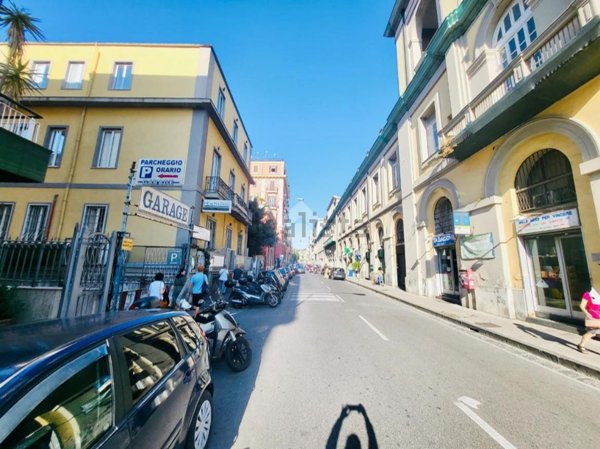 negozio in affitto a Napoli in zona Chiaia