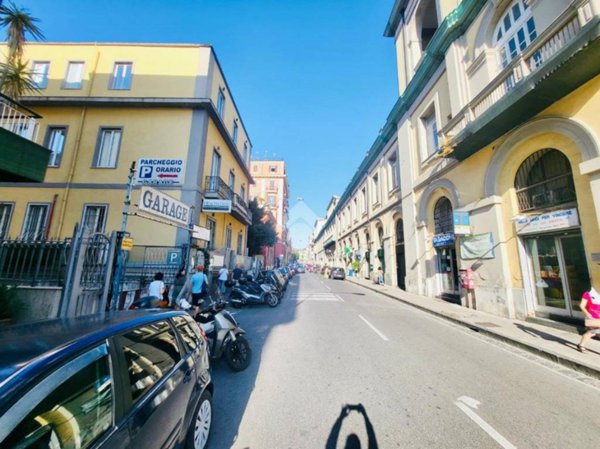 negozio in affitto a Napoli in zona Chiaia