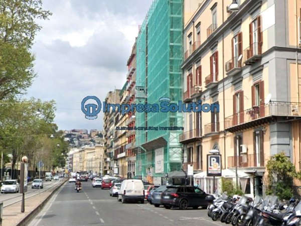 negozio in affitto a Napoli in zona Chiaia