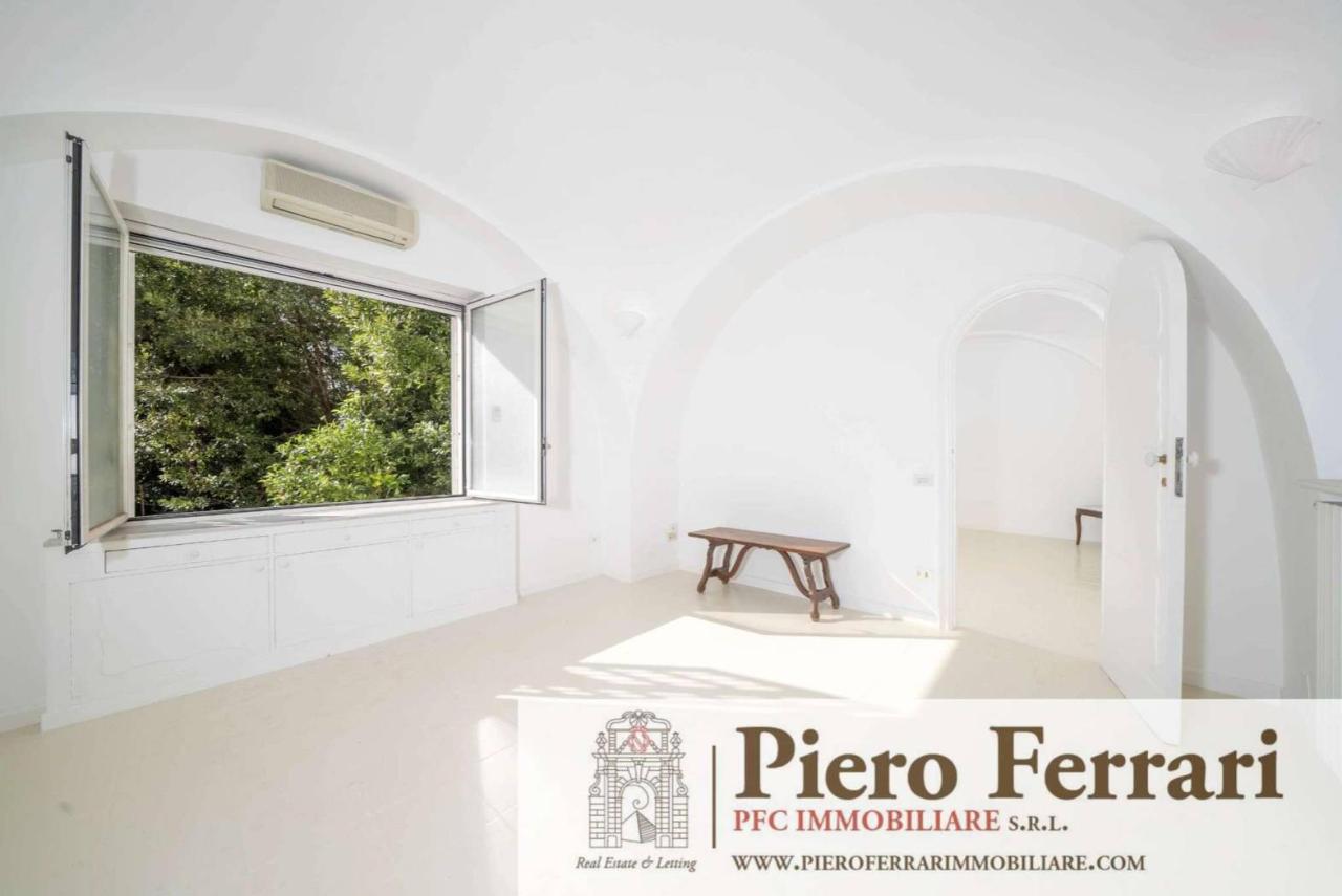 appartamento in affitto a Napoli in zona Chiaia