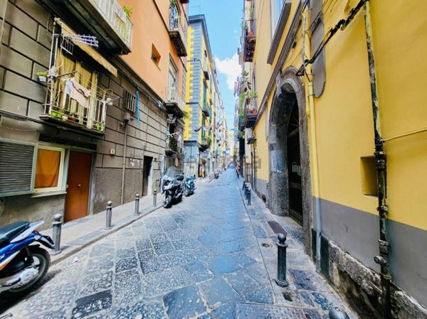 negozio in affitto a Napoli in zona Chiaia