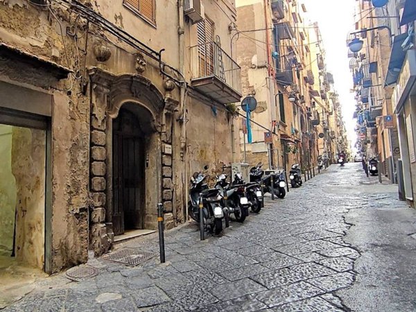 negozio in affitto a Napoli in zona Montecalvario