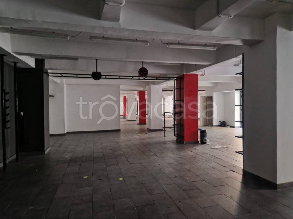 negozio in affitto a Napoli in zona Chiaia