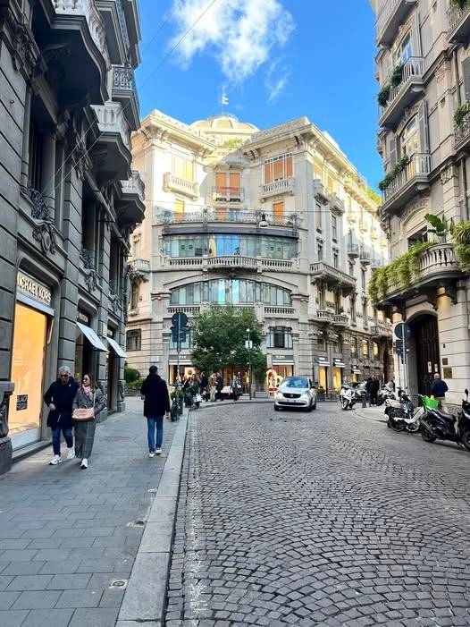 appartamento in affitto a Napoli in zona Chiaia