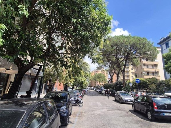negozio in affitto a Napoli in zona Vomero