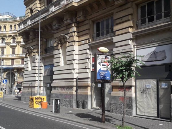 negozio in affitto a Napoli