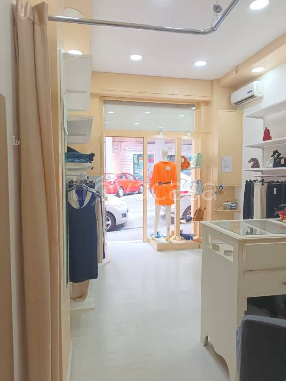 negozio in affitto a Napoli in zona Vomero