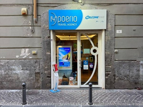 negozio in affitto a Napoli in zona Chiaia