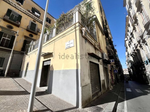 locale commerciale in affitto a Napoli in zona San Ferdinando