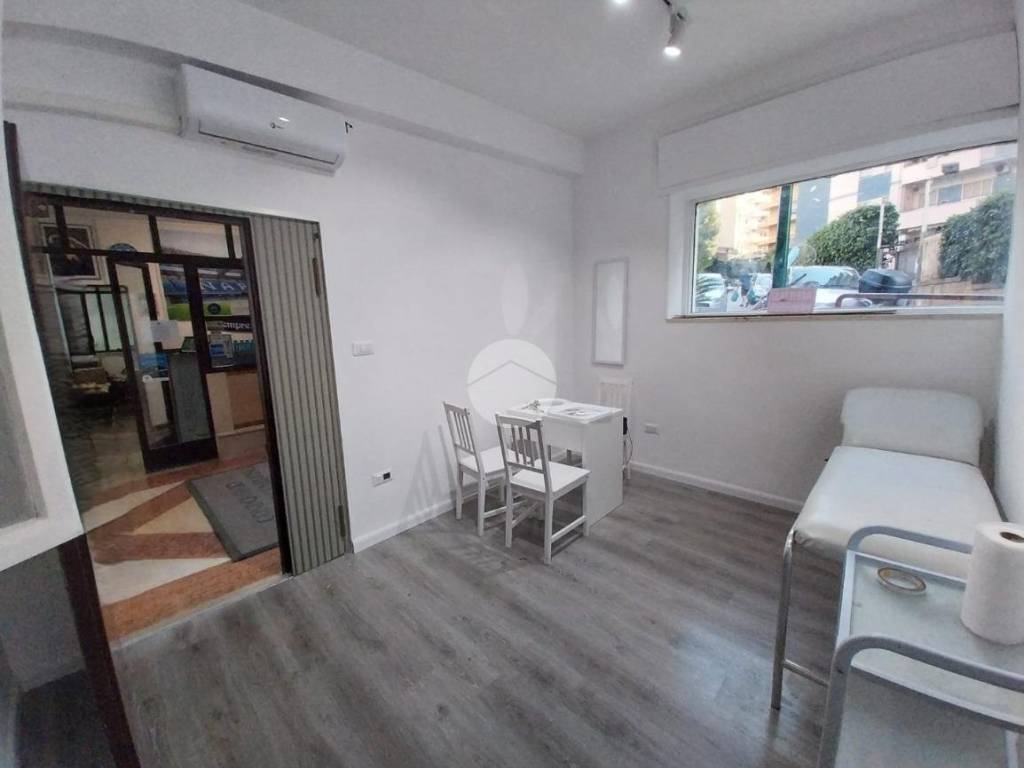 negozio in affitto a Napoli in zona Capodimonte / Colli Aminei