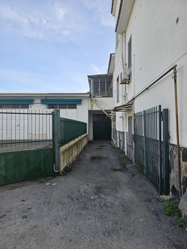 locale commerciale in affitto a Napoli in zona Bagnoli