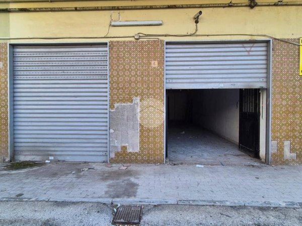 negozio in affitto a Napoli in zona Zona Industriale-Ferrovia