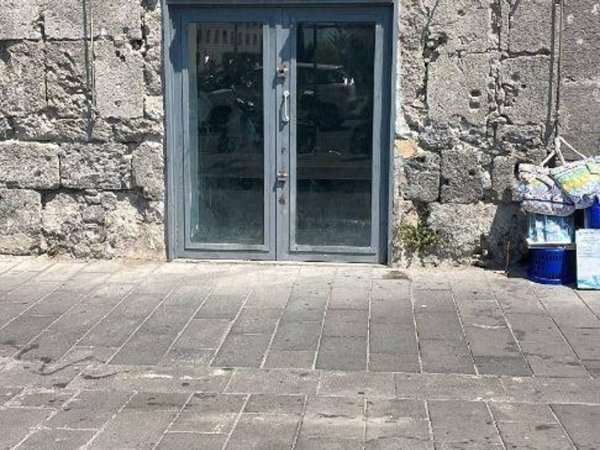 negozio in affitto a Napoli in zona Chiaia