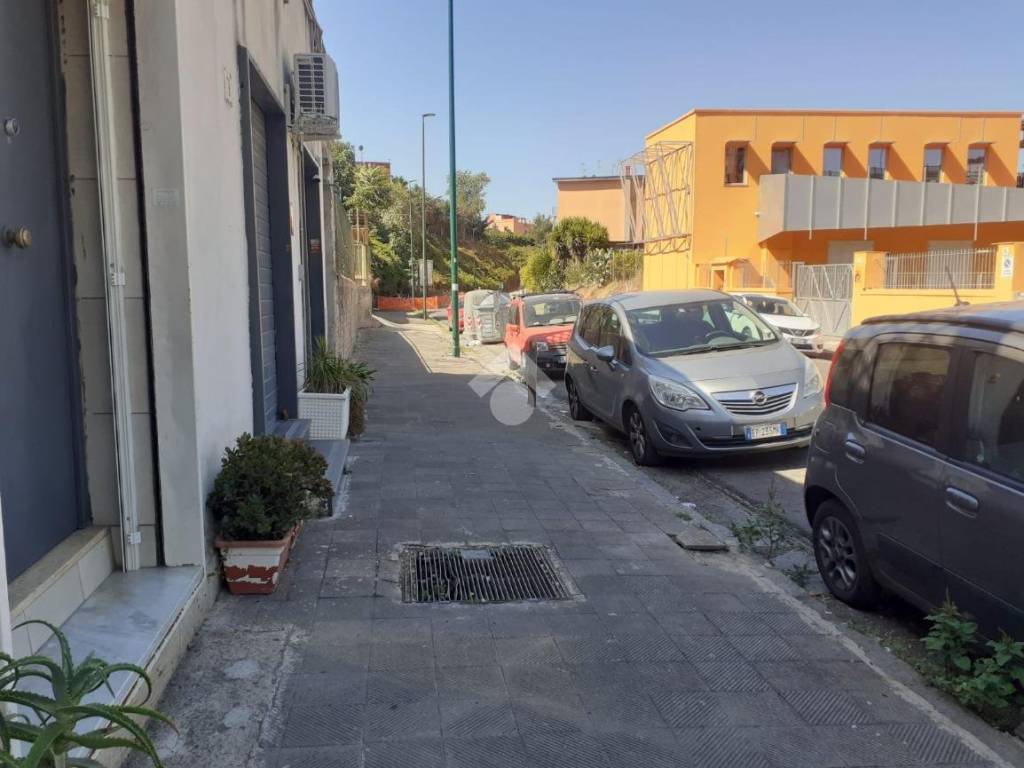 negozio in affitto a Napoli in zona Soccavo