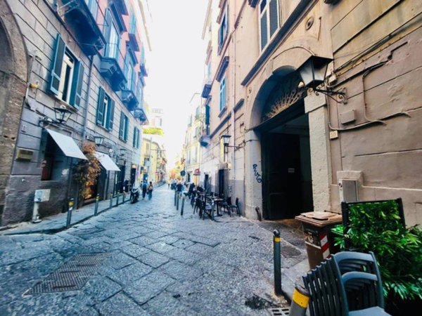 locale commerciale in affitto a Napoli in zona Chiaia