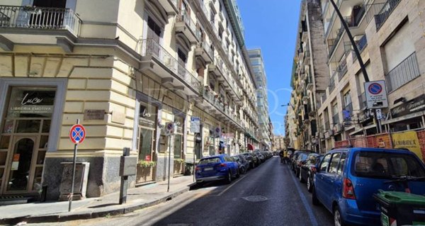 locale commerciale in affitto a Napoli in zona Vomero